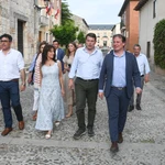 Mañueco pasea por las calles de lerma (Burgos) junto a Borja Suárez y varios cargos del partido