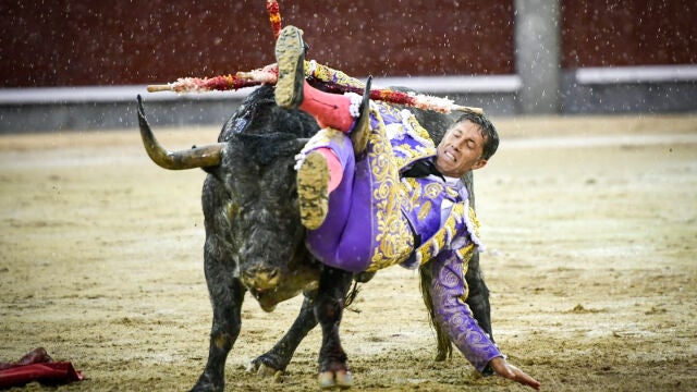 El diestro Manuel Escribano durante la corrida de toros de la Feria de San Isidro 
