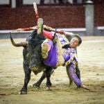El diestro Manuel Escribano durante la corrida de toros de la Feria de San Isidro 