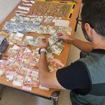 Detenido en La Rinconada un matrimonio con tres hijos por vender drogas en su vivienda y permitir consumirla dentro