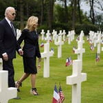 Joe y Jill Biden visitan el cementerio americano en Normandía