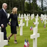 Joe y Jill Biden visitan el cementerio americano en Normandía