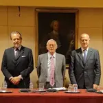 En el centro de la foto, el presidente de la Unión Internacional de Academias, Rafael Navarro Valls, y los vicepresidentes Carlos Cárdenas y Francisco La Moneda