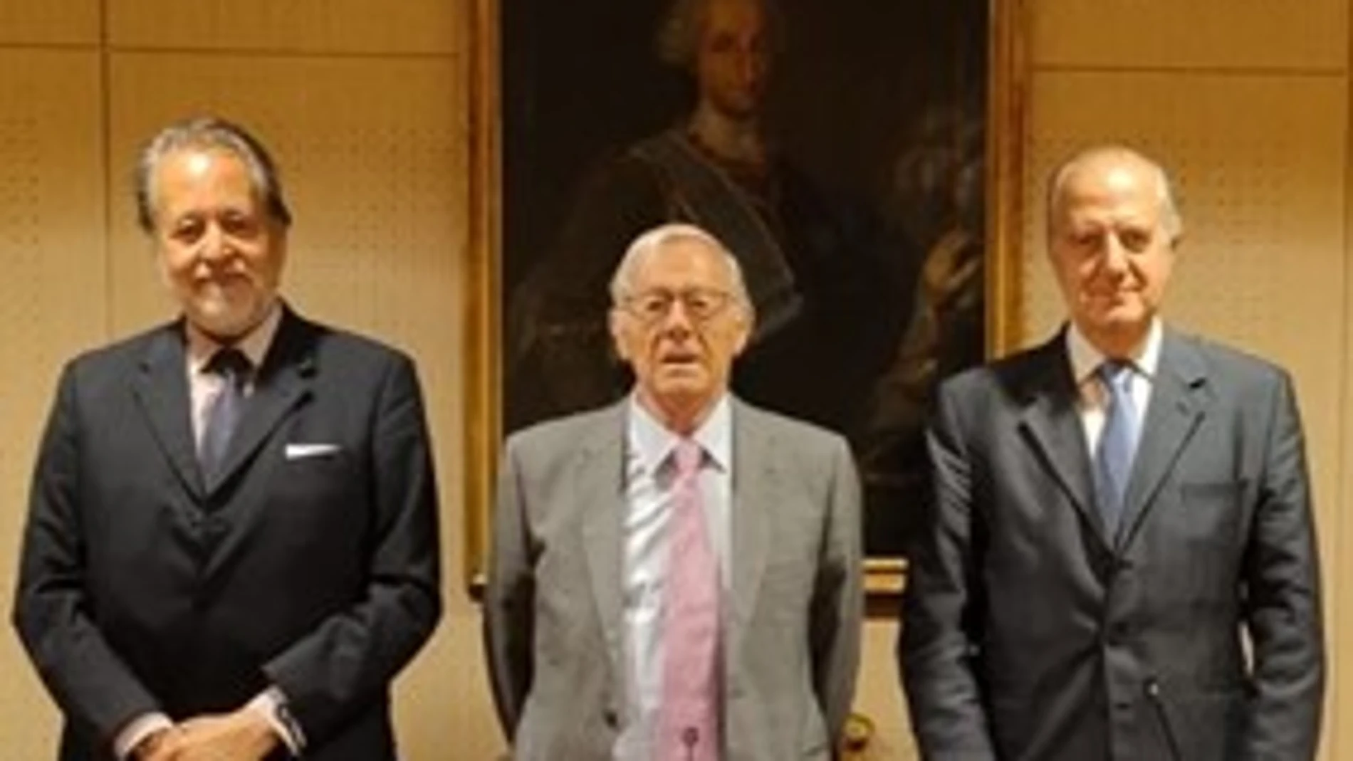 En el centro de la foto, el presidente de la Unión Internacional de Academias, Rafael Navarro Valls, y los vicepresidentes Carlos Cárdenas y Francisco La Moneda