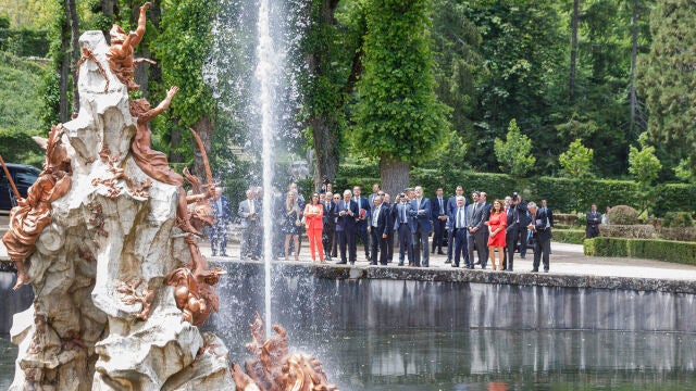 El Rey Felipe VI observa el encendido de la Fuente de Andrómeda, junto a otros integrantes del instituto Juan Sebastián Elcano