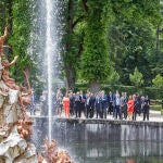 El Rey Felipe VI observa el encendido de la Fuente de Andrómeda, junto a otros integrantes del instituto Juan Sebastián Elcano