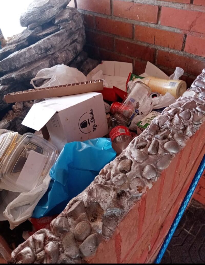 La basura se acumula en las zonas comunes de la finca