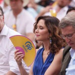 Isabel Díaz Ayuso con vestido azul.