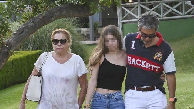 Mayte Zaldívar, acompañada de Fernando Marcos y una de sus nietas