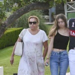Mayte Zaldívar, acompañada de Fernando Marcos y una de sus nietas