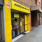 El independentismo radical señala y denuncia un pequeño comercio de Barcelona por tener toda la información en español 