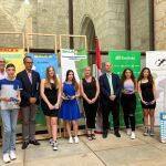 Miguel Calvo, José Luis González Prada y Leticia García, junto a alguno de los alumnos participantes en el programa