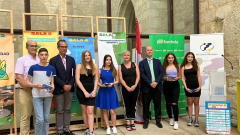 Miguel Calvo, José Luis González Prada y Leticia García, junto a alguno de los alumnos participantes en el programa