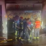 Sucesos.- Los Bomberos de Madrid extinguen un incendio originado en un supermercado de Carabanchel