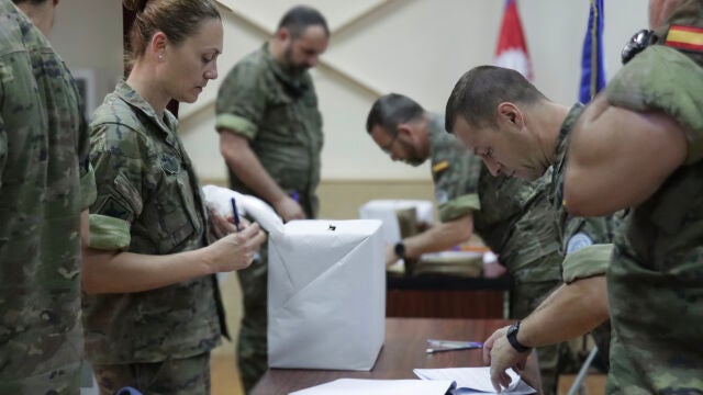 Casi 2.300 militares en el exterior votan por correo para las elecciones europeas