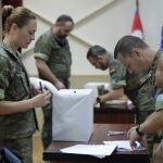 Casi 2.300 militares en el exterior votan por correo para las elecciones europeas