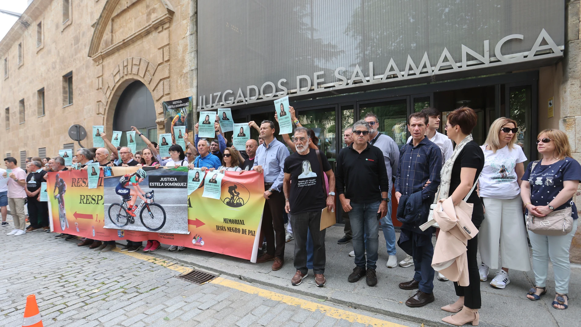 Concentración a las puertas de los Juzgados de Salamanca el pasado viernes