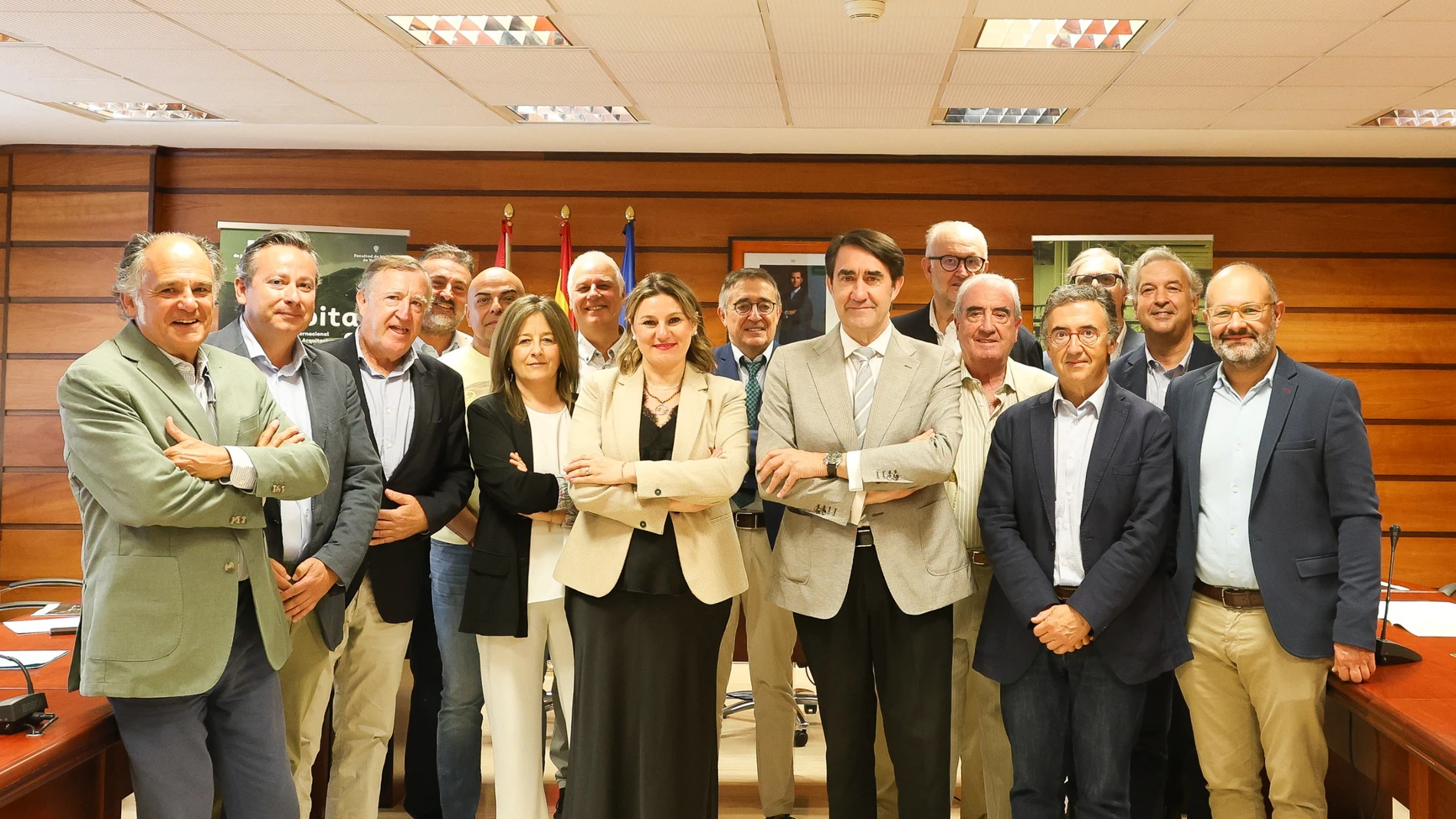 Los miembros del Comité institucional del V Congreso Life Hábitat, con el consejero de Medio Ambiente, Vivienda y Ordenación del Territorio, Juan Carlos Suárez-Quiñones, y la presidenta de AEICE, Estíbaliz González de la Serna