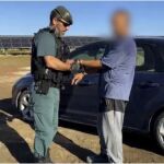 Momento de la detención por parte de un agente de la Guardia Civil