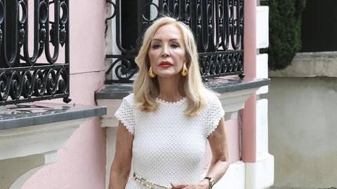 Carmen Lomana con vestido blanco.