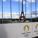 La Torre Eiffel exhibe los aros olímpicos