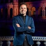 El director del festival, Javi Esteban, en la Plaza de España especialmente iluminada por uno de los conciertos