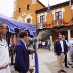 El presidente de la Diputación de Valladolid, Conrado Íscar, recibe a un águila, durante el Mercado Medieval de Villalón de Campos, junto a Ana Vázquez Blanco y José Ángel Alonso
