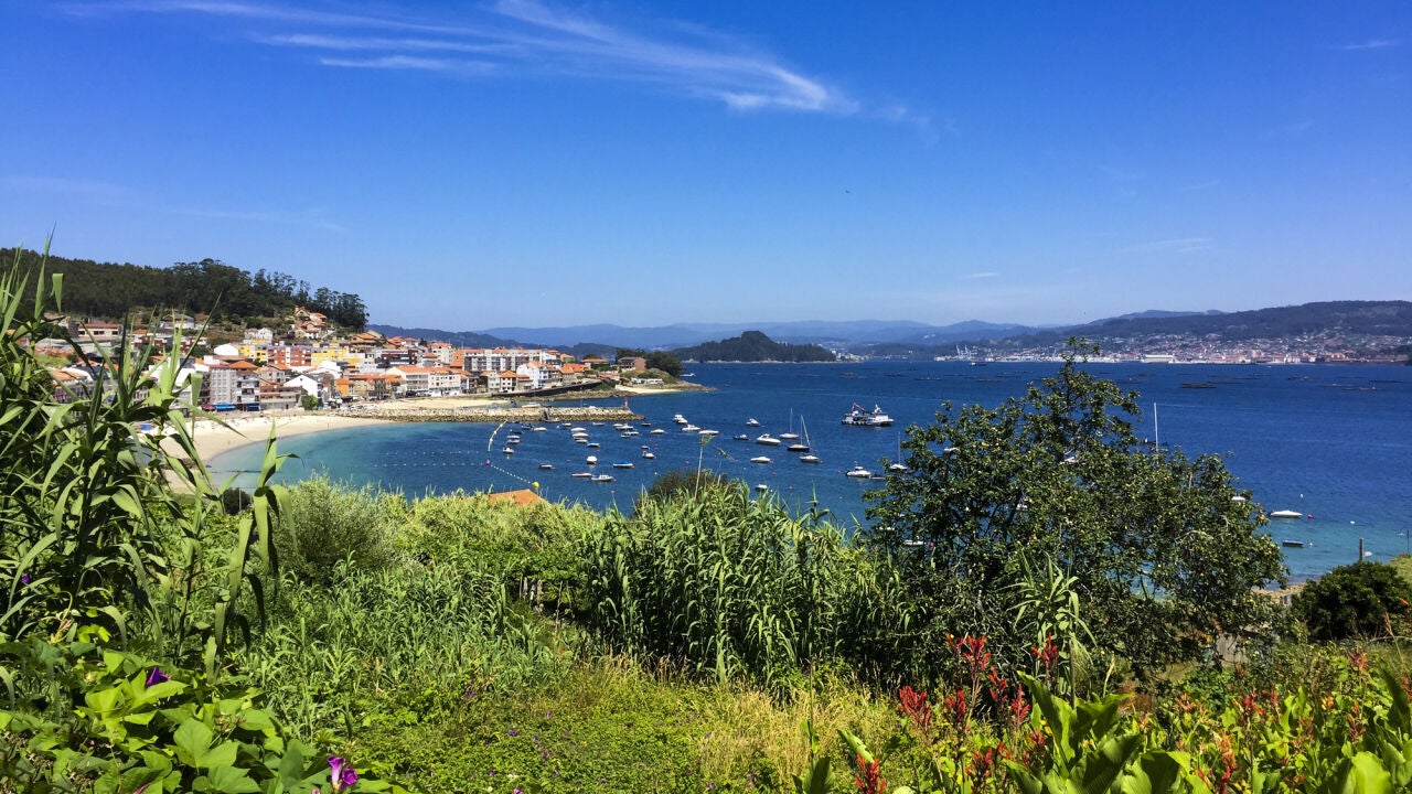 vista-playa-ciudad-costera-