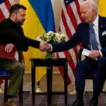 Los presidentes Joe Biden y Volodimir Zelenski, en su encuentro de este viernes en París