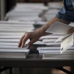 Vista de unas papeletas en el colegio electoral Convent de Sant Agustí, este domingo en Barcelona, en el que más de 38 millones de españoles están llamados a votar en la elecciones europeas.-