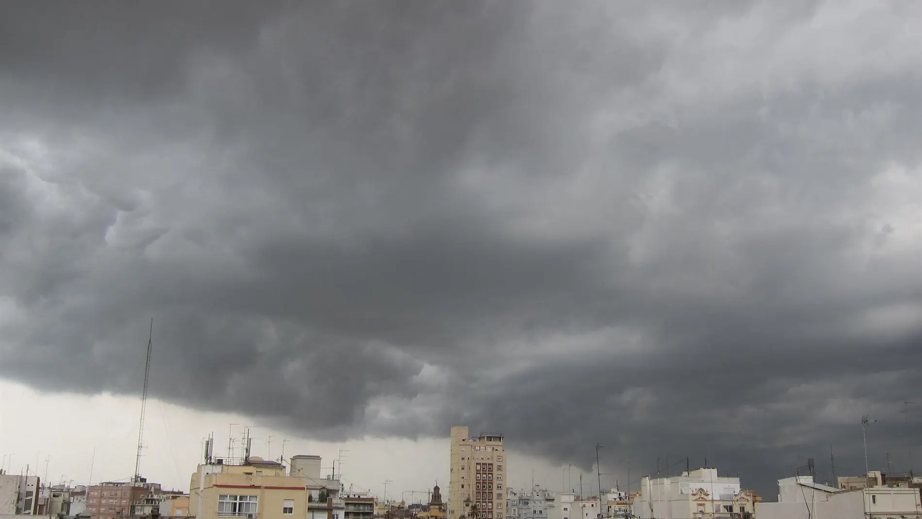 Madrid, entre las CCAA en riesgo amarillo por lluvias y tormentas este lunes, sin cambios en las temperaturas