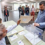 El secretario general del PSOECyL, Luis Tudanca, vota en el CEIP Isabel de Basilea, en Burgos