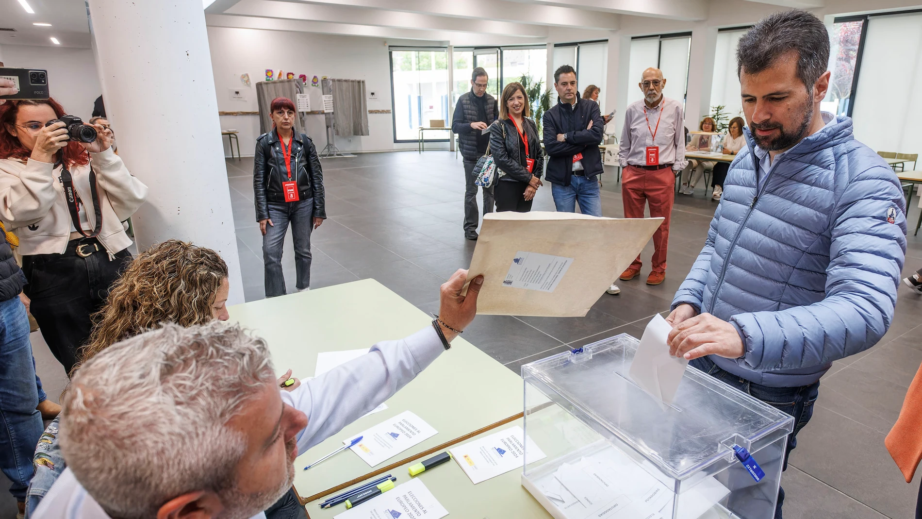 El secretario general del PSOECyL, Luis Tudanca, vota en el CEIP Isabel de Basilea, en Burgos