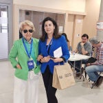 Pilar García (I), apoderada del Partido Popular desde que empezó con Adolfo Suárez. Junto a ella, la senadora Arenales Serrano (D)