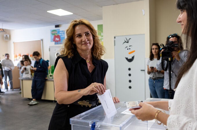 Estrella Galán vota en las elecciones europeas en Madrid