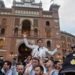 El diestro Fernando Adrián sale por la puerta grande, tras la corrida de la Beneficencia de la Feria de San Isidro celebrada en la plaza de toros de Las Ventas, en Madrid. 