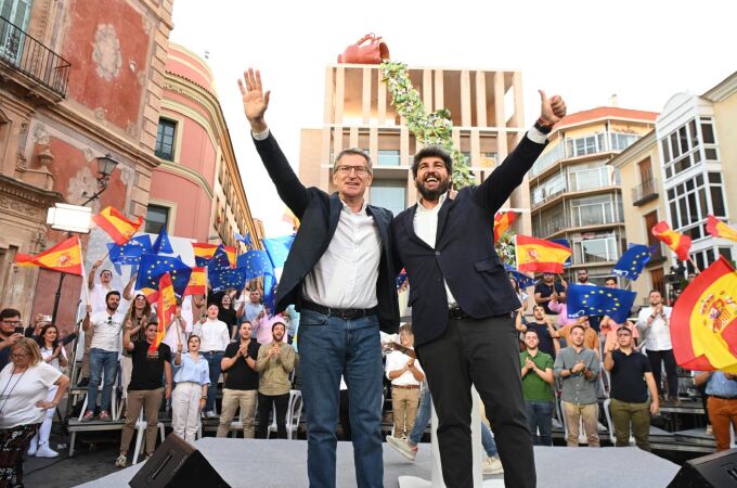 El presidente del Partido Popular de la Región de Murcia, Fernando López Miras junto a Alberto Núñez Feijóo