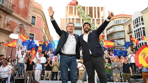 El presidente del Partido Popular de la Región de Murcia, Fernando López Miras junto a Alberto Núñez Feijóo