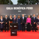 Foto de familia de los representantes de la Fundación FERO junto a los ganadores de las ayudas