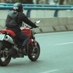 Imagen de archivo de una persona en moto