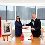 La embajadora del Reino de Marruecos en España, Karima Benyaich, y el CEO de Planeta Formación y Universidades, Carlos Giménez