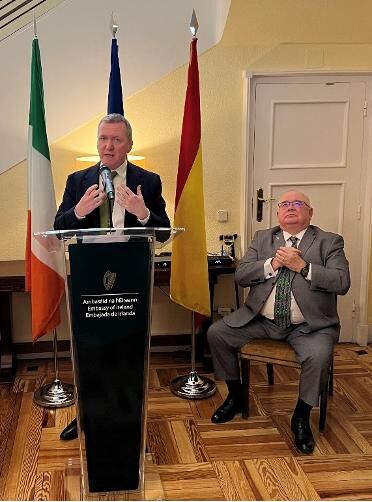  Frank Smyth, embajador de Irlanda y el presidente de la Cámara Baja del Parlamento irlandés, Seán Ó Fearghaíl, durante La recepción de San Patricio en la residencia del embajador de Irlanda 