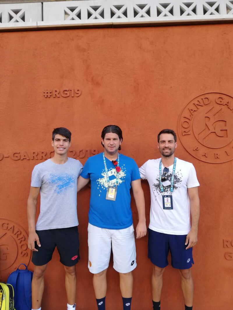 Kiko Navarro (centro), el primer entrenador de Alcaraz, junto con el tenista en Roland Garros júnior 2019