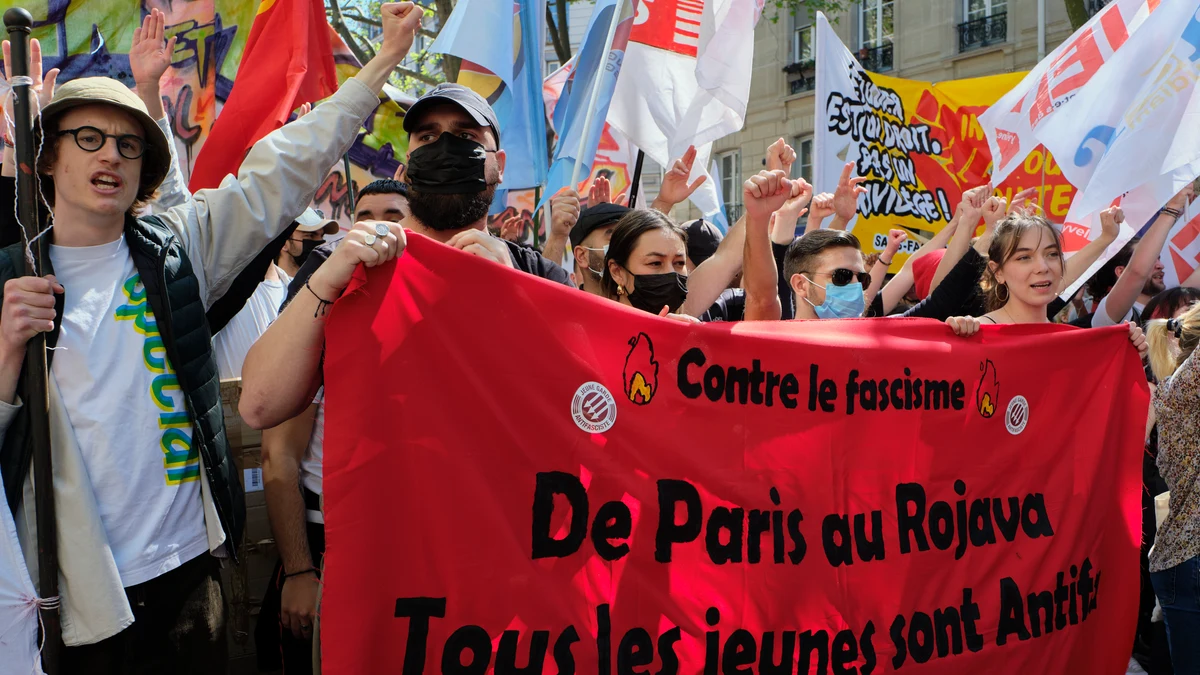 Grupos de extrema izquierda saquean y cometen actos vandálicos en Francia en protestas contra la victoria del partido de Le Pen