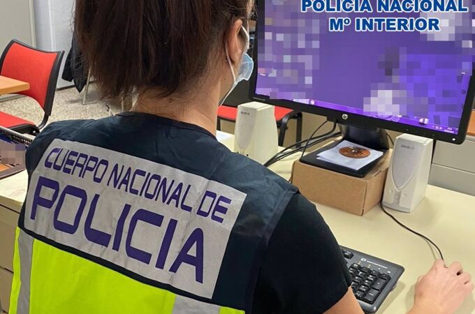 Una agente de la Policía Nacional investiga casos de pornografía infantil
