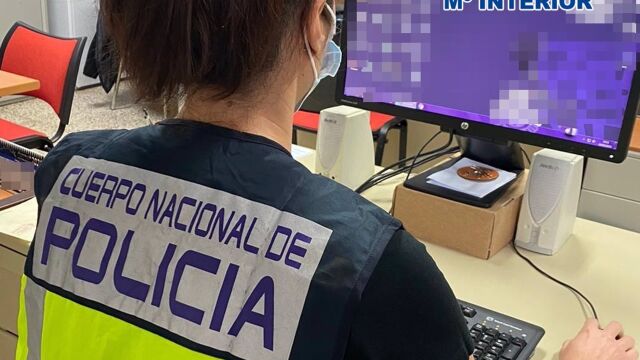 Una agente de la Policía Nacional investiga casos de pornografía infantil