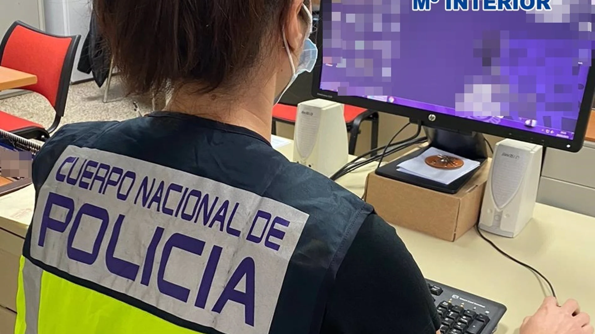 Una agente de la Policía Nacional investiga casos de pornografía infantil
