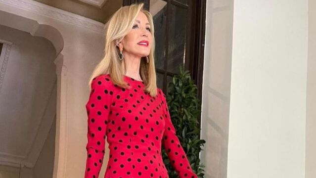 Carmen Lomana con vestido de lunares.