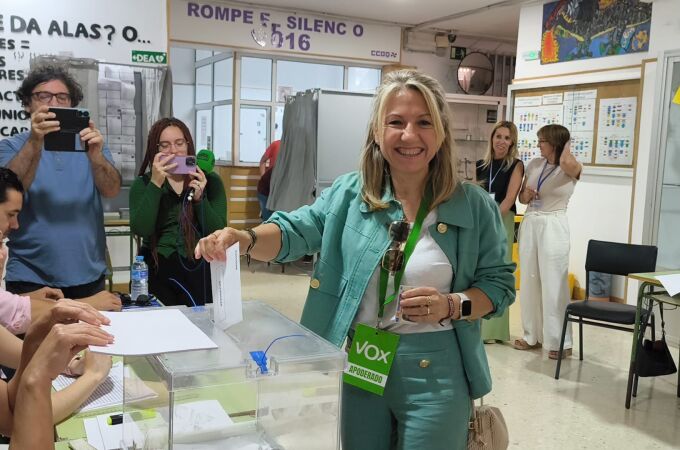 Ana García León , candidata de Vox, ejerce su derecho al voto en Ceuta