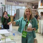Ana García León , candidata de Vox, ejerce su derecho al voto en Ceuta